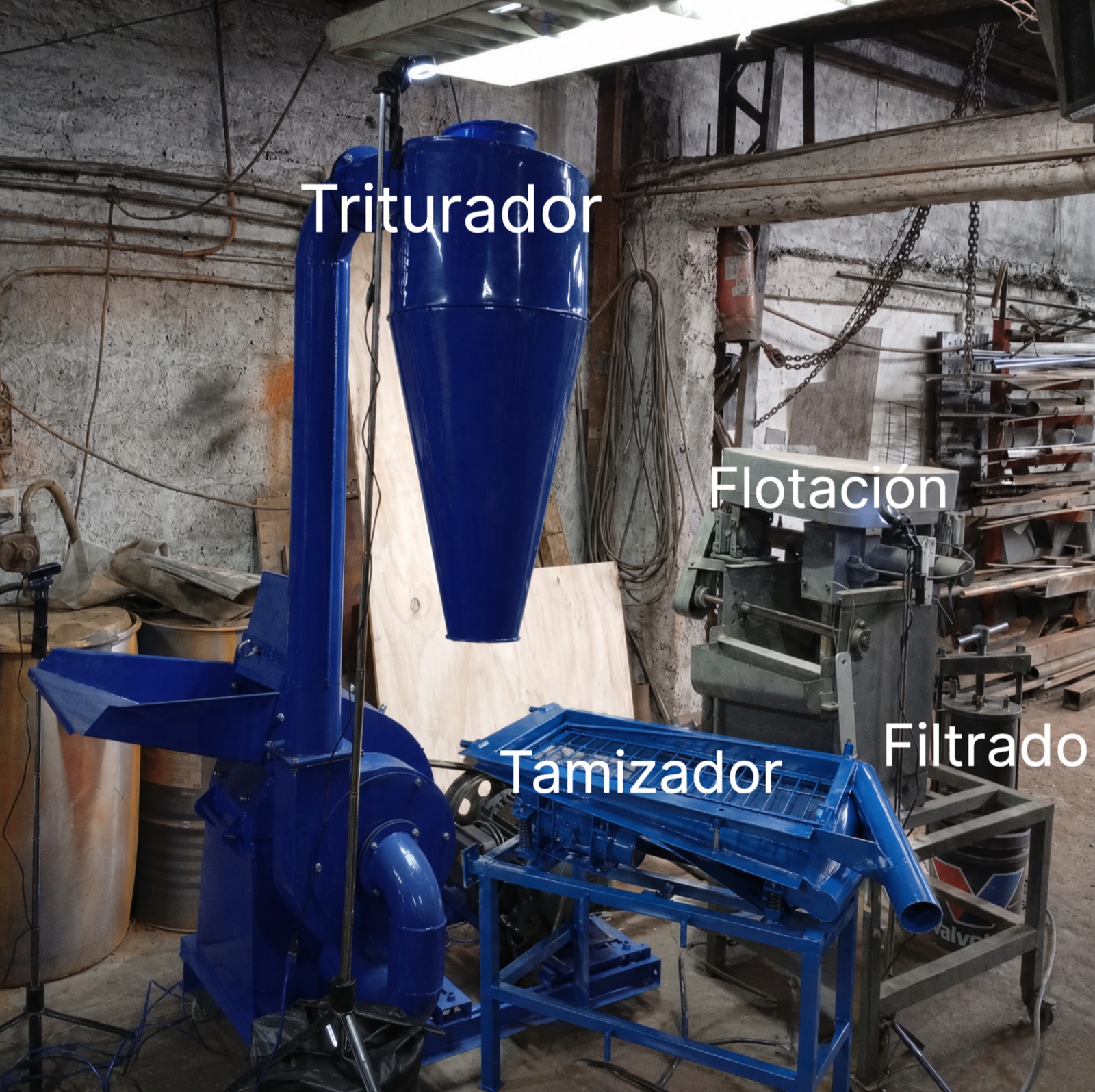 Los cuatro equipos de la línea Core-4 en el taller: Triturador, Tamizador, Flotación y Filtrado