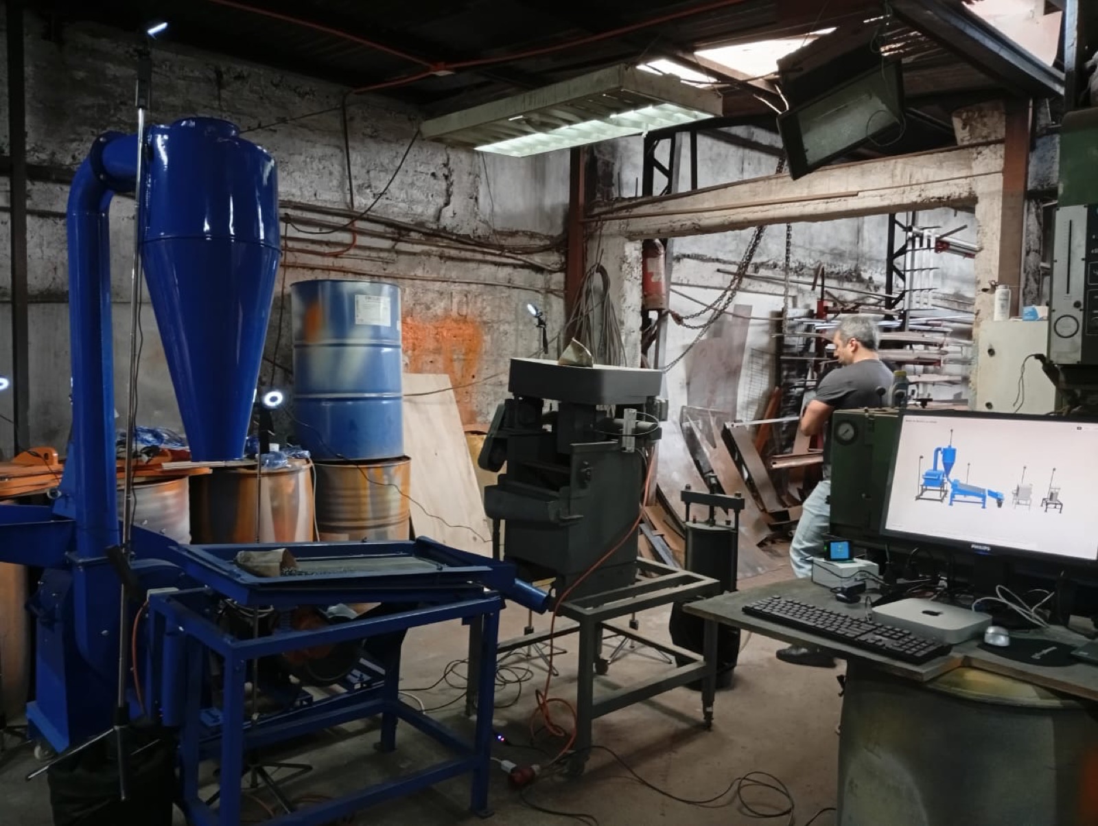 Taller de montaje con el gemelo digital de la línea en pantalla